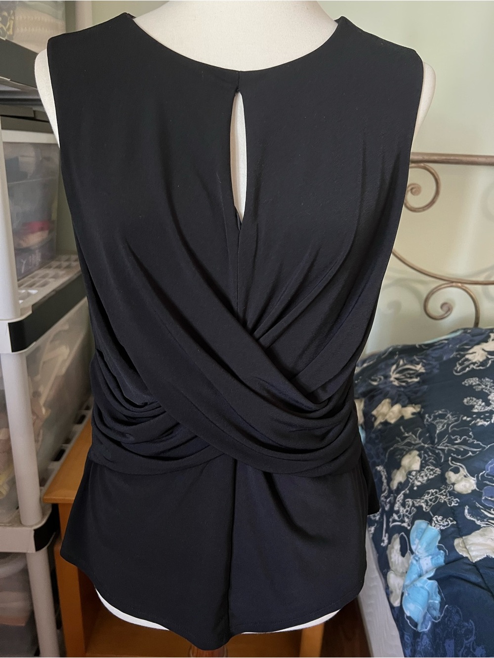 DKNY Women’s Size Large Keyhole Black Draped Sleeveless Lined Twist Front Blouse